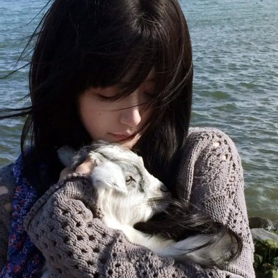 圈内老戏骨机场牵手女助理，本人沉默不回应，一个月引热议